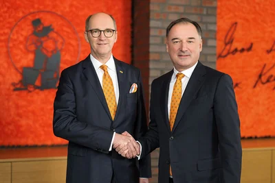 Le 1er avril 2023, Bernd Meerpohl (à gauche) transmettra la direction du groupe d'entreprises Big Dutchman à Dr. Frank Hiller. Le 1er avril 2023, Bernd Meerpohl (à gauche) transmettra la direction du groupe d'entreprises Big Dutchman à Dr. Frank Hiller.