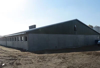 Journée portes ouvertes pour l’inauguration d’une nouvelle porcherie avec des équipements pour l’élevage des porcelets Nouvell porcherie pour l’élevage de porcelets avec des équipements de bâtiment et des systèmes pour l'alimentation sèche ainsi que le climat du bâtiment