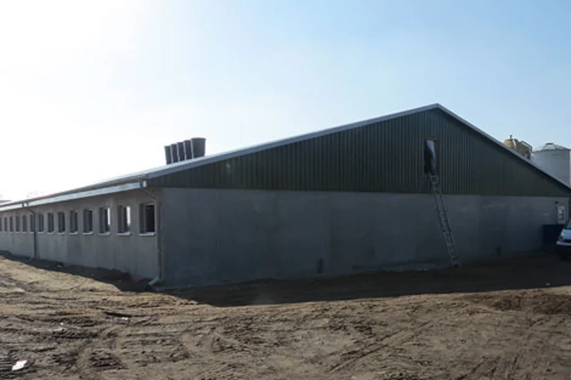Neuer Stall für die Ferkelaufzucht mit modernen Stalleinrichtungen und Systemen für Trockenfütterung sowie Stallklima