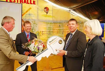 Der neue Geflügelstall von Familie Trecksler für 55.000 Legehennen in Bodenhaltung wird seiner Bestimmung übergeben. Stalleinrichtungen / Fütterungsanlagen im Geflügelstall für die Bodenhaltung, Freilandhaltung, Kleingruppenhaltung, Abluftreinigung und für das Stallklima.