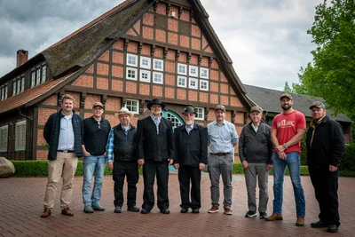 Alexander Neumann, employé de Big Dutchman, avec ses invités Photo de groupe