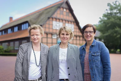Silberjubilarinnen Astrid Wilking, Lena Wolf und Kerstin Barkhoff (v. li.) Silberjubilarinnen Astrid Wilking, Lena Wolf und Kerstin Barkhoff (v. li.)