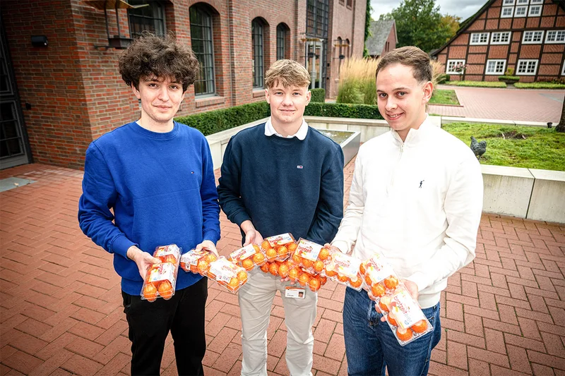 Big Dutchman-Azubis präsentieren: Brotzeiteier für die Mitarbeitenden, die überall auf dem Campus bereitstehen Big Dutchman-Azubis präsentieren: Brotzeiteier für die Mitarbeitenden, die überall auf dem Campus bereitstehen