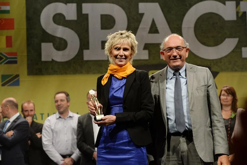 Marianne Seveno-Peeters with the innovation award for the pig production category