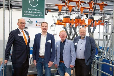 Phase de construction terminée. Les partenaires du projet Bernd Meerpohl et Bernd Bröring ainsi que le responsable du bâtiment de recherche, Stefan Harpenau ont inauguré le bâtiment de recherche (de gauche à droite). Tout à droite sur la photo se trouve Dr. Karl-Heinz Tölle du groupement d'intérêt des éleveurs de porcs en Allemagne (Interessengemeinschaft der Schweinhalter Deutschlands e. V. (ISN)) qui, lors de l'inauguration, a expliqué les besoins de recherche dans la pratique. Phase de construction terminée. Les partenaires du projet Bernd Meerpohl et Bernd Bröring ainsi que le responsable du bâtiment de recherche, Stefan Harpenau ont inauguré le bâtiment de recherche (de gauche à droite). Tout à droite sur la photo se trouve Dr. Karl-Heinz Tölle du groupement d'intérêt des éleveurs de porcs en Allemagne (Interessengemeinschaft der Schweinhalter Deutschlands e. V. (ISN)) qui, lors de l'inauguration, a expliqué les besoins de recherche dans la pratique.