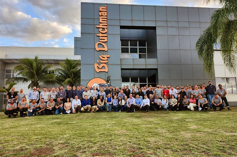 El equipo brasileño de Big Dutchman y los visitantes reunidos en una foto de grupo Imagen del grupo