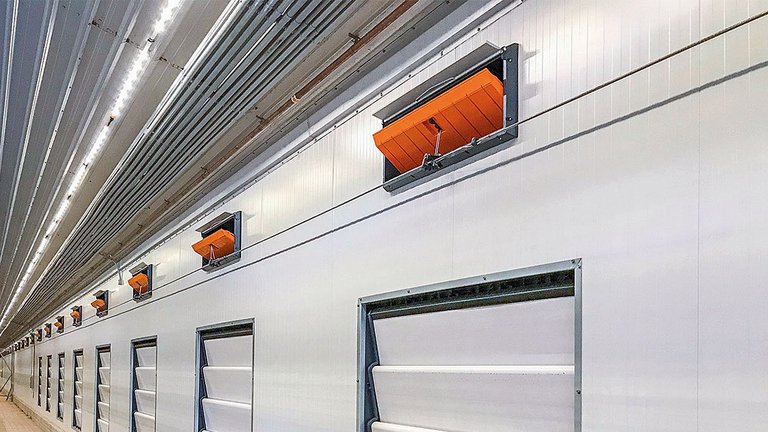 Volierenstall mit CL-3-1911/F-Flanschventilen 