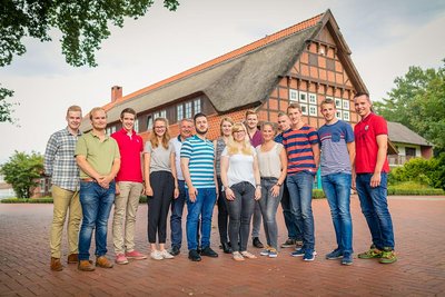 Gruppenphoto vor dem Bauernhaus der Unternehmenszentrale