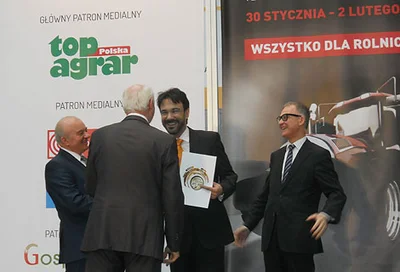 Złoty Medal dla BigFarmNet odbiera szczęśliwy z przyznanej nagrody Dyr. Michał Krajewski. Złoty Medal dla BigFarmNet odbiera szczęśliwy z przyznanej nagrody Dyr. Michał Krajewski.