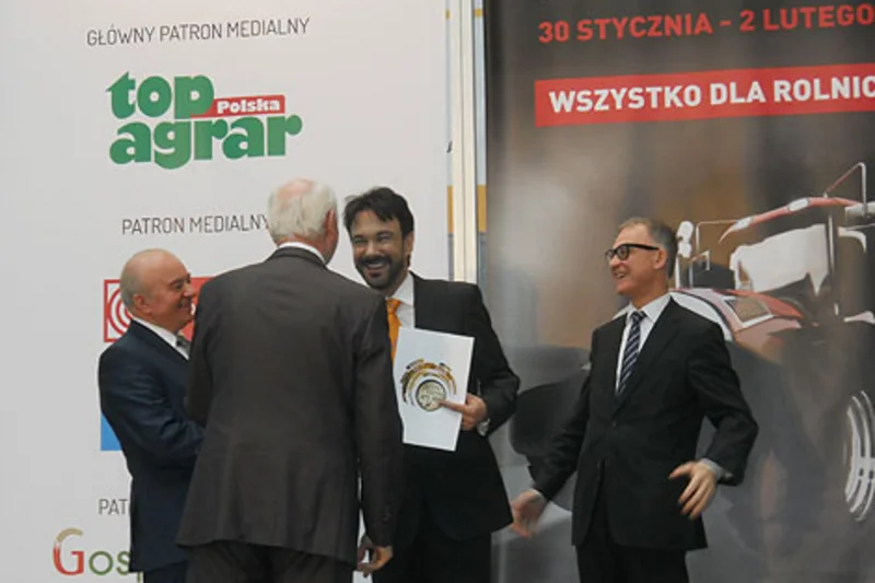 Złoty Medal dla BigFarmNet odbiera szczęśliwy z przyznanej nagrody Dyr. Michał Krajewski. Złoty Medal dla BigFarmNet odbiera szczęśliwy z przyznanej nagrody Dyr. Michał Krajewski.