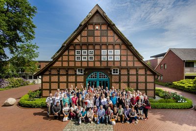 Photo de groupe devant la ferme  