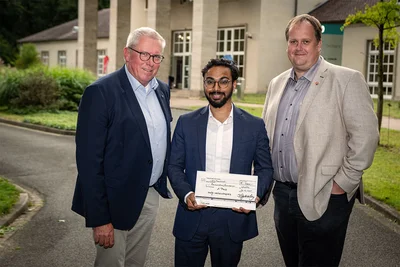 Dr Gurubaran Raveendran with Daniel Holling, Head of Business Development, and Sven Guericke, Chairman of AEF Nord-West e.V. and former COO of Big Dutchman. The prize is endowed with 3000 euros.