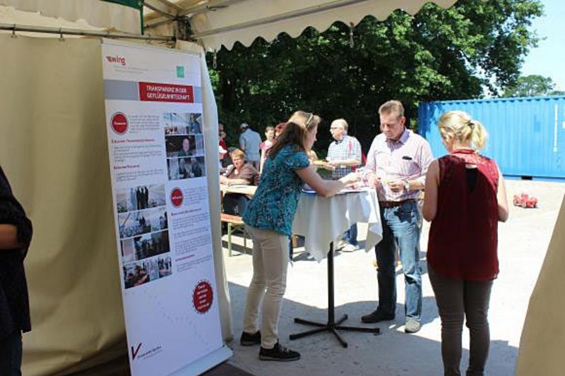 Besucher füllen Fragebogen aus.