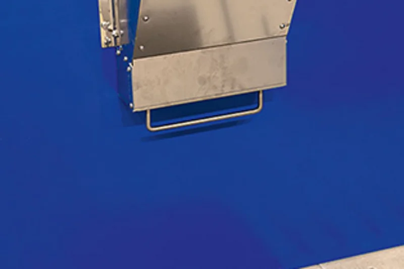 An Buchtenwand befestigter Pelletdosierer An Buchtenwand befestigter Pelletdosierer
