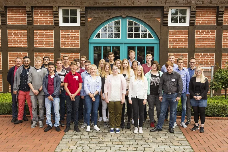 Gruppenbild mit neuen Azubis