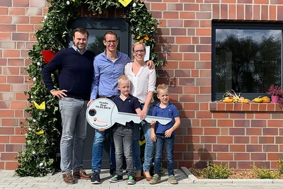Groepsfoto met twee mannen, een vrouw en twee kinderen.