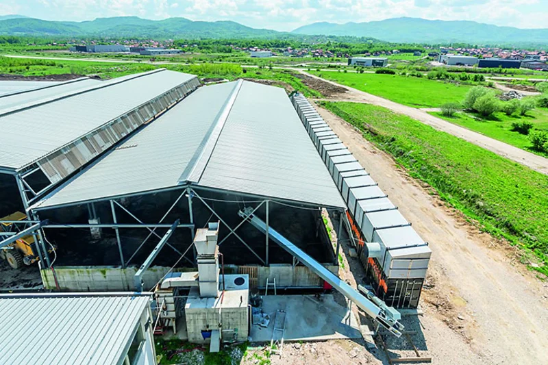 Bird’s eye view of a manure storehouse with CompoLiner on the right 