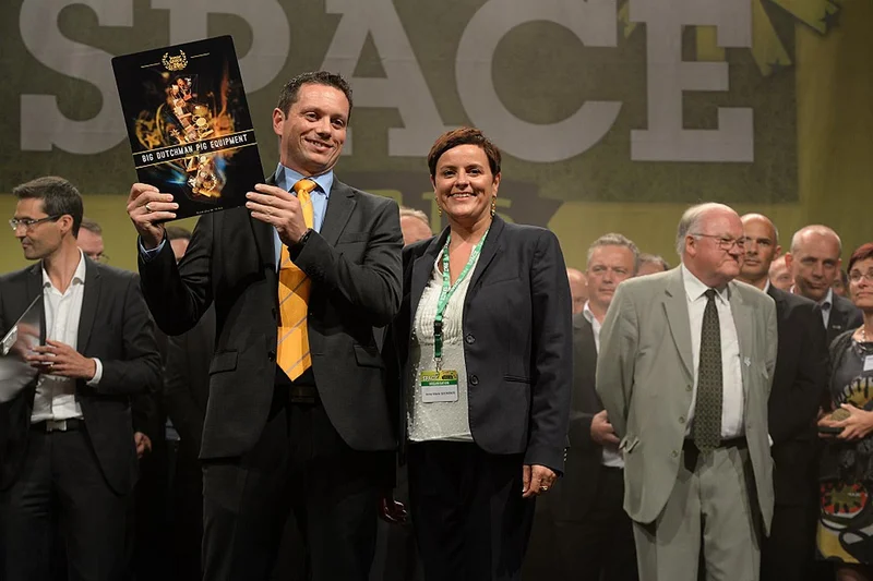 Pig production: Thomas Veith is handed the award certificate