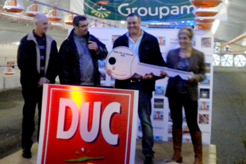 Lors de l'inauguration du poulailler Jean-Marc Frobert présente une clé symbolique à Emmanuel Dochier et son epouse Laurie. Lors de l'inauguration du poulailler Jean-Marc Frobert présente une clé symbolique à Emmanuel Dochier et son epouse Laurie.