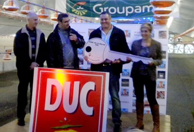 Lors de l'inauguration du poulailler Jean-Marc Frobert présente une clé symbolique à Emmanuel Dochier et son epouse Laurie. Lors de l'inauguration du poulailler Jean-Marc Frobert présente une clé symbolique à Emmanuel Dochier et son epouse Laurie.