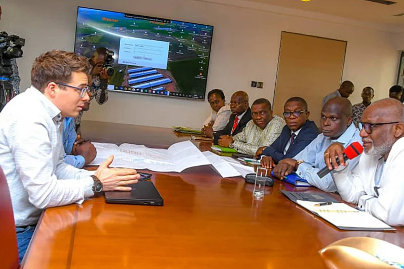 Nigéria : Big Dutchman équipe un projet pilote Steffen Martens (Big Dutchman, à gauche) explique les détails du projet au gouverneur