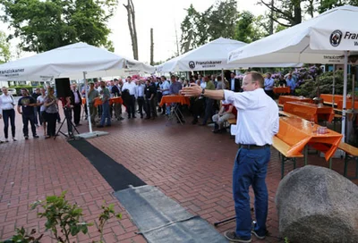 Junge DLG wird auf Big Dutchman-Betriebsgelände willkommen geheißen. Big Dutchman-Mitarbeiter heißt Junge DLG auf Betriebsgelände willkommen.