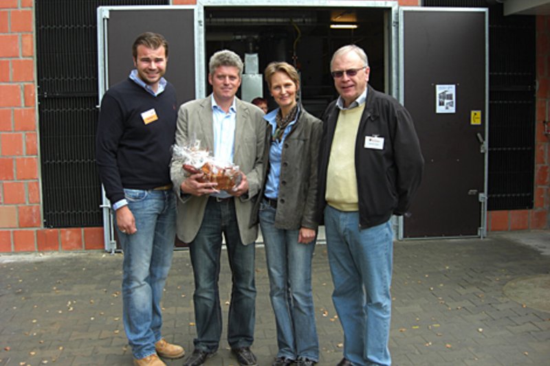 Inauguration d'une volière d’élevage pour 84.000 poules