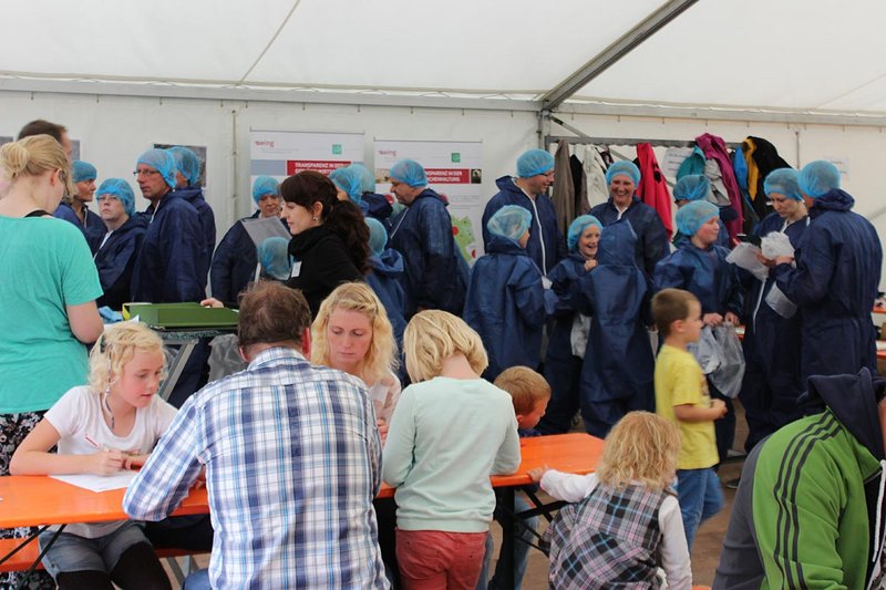 Besucher füllen Fragebogen zur Hähnchenmast aus