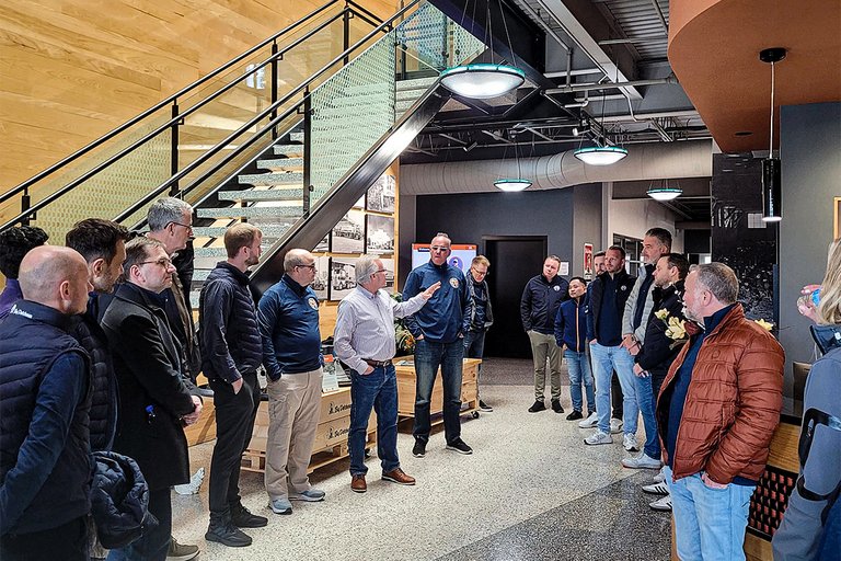 Clovis Rayzel, bislang President BD US, präsentierte dem Team seine historische Ausstellung im Foyer von Big Dutchman. Clovis Rayzel, bislang President BD US, präsentierte dem Team seine historische Ausstellung im Foyer von Big Dutchman.