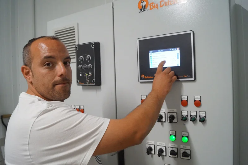 Martinez operando la pantalla táctil Martinez operando la pantalla táctil