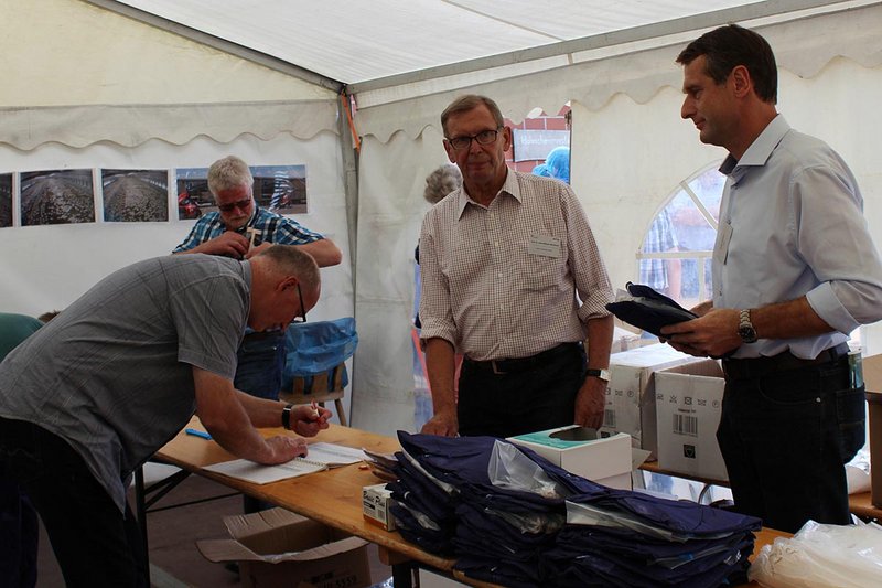 Infostand mit Ausgabe der Schutzkleidung