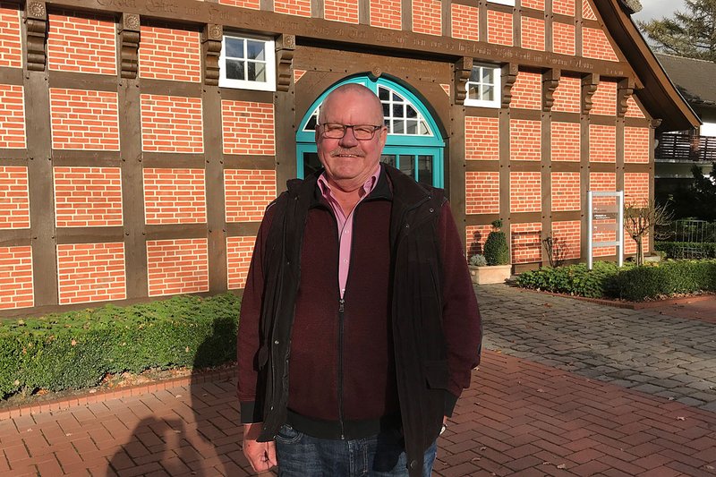 Franz Kuper vor dem Bauernhaus