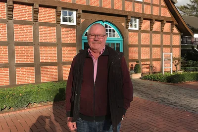 Franz Kuper vor dem Bauernhaus Franz Kuper vor dem Bauernhaus