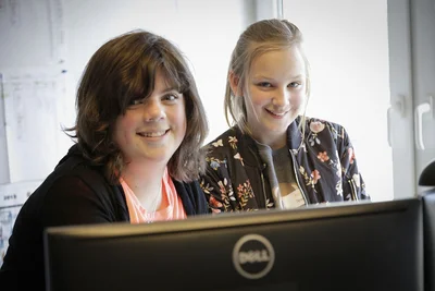 Lara (li.) und Judith am Bildschirm