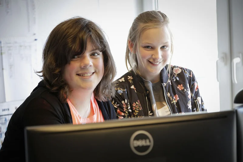 Lara (li.) und Judith am Bildschirm