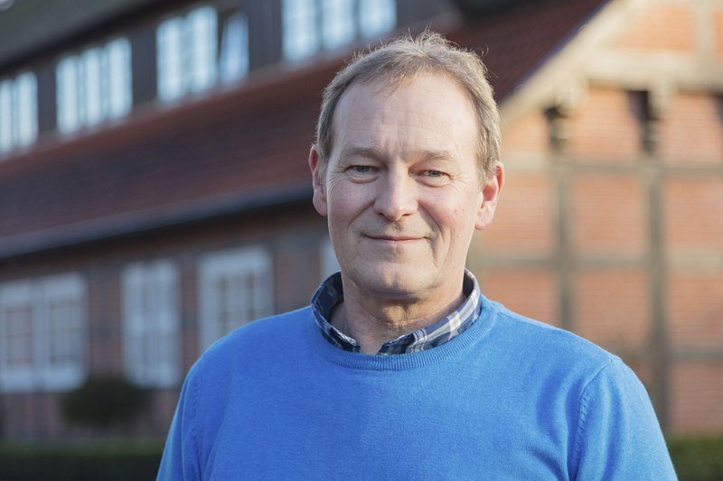 Gerd Schneider vor dem Bauernhaus