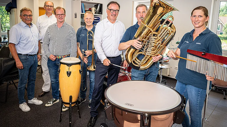 Mitglieder des Musikvereins Oythe, links Heinrich Wolking, Vorsitzender der Bürgerstiftung. Mitglieder des Musikvereins Oythe, links Heinrich Wolking, Vorsitzender der Bürgerstiftung.
