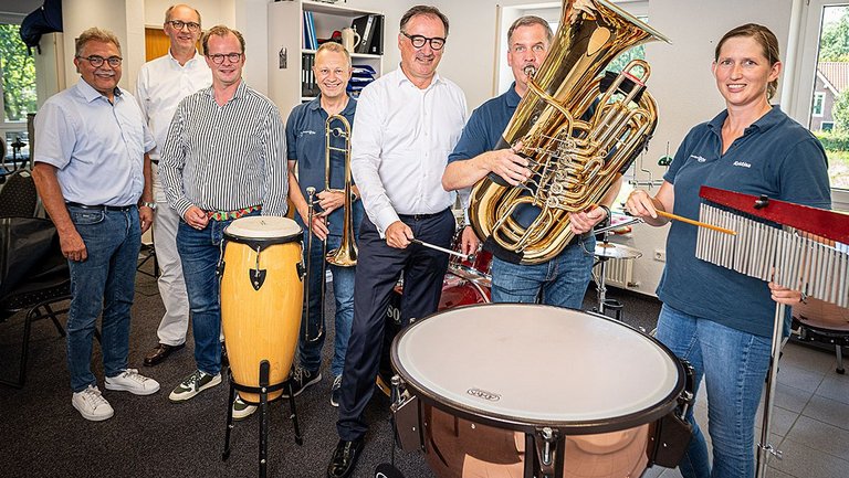 Mitglieder des Musikvereins Oythe, links Heinrich Wolking, Vorsitzender der Bürgerstiftung.