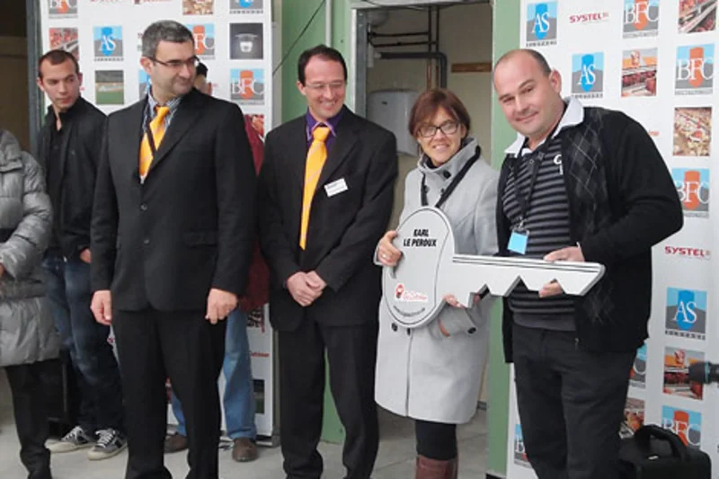 Remise de la clé symbolique dans le nouveau poulailler
