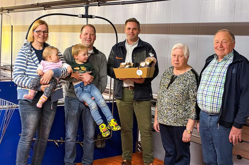 Dutchman Sales Manager Gerd Lübbers gratuliert mit einem Präsentkorb zur Einweihung. Familie Rottmann (v.l.n.r. Myriam und Franz-Josef sowie Christel und Leo) zieht an einem Strang. Die dritte Generation wächst bereits auf dem Hof heran. Dutchman Sales Manager Gerd Lübbers gratuliert mit einem Präsentkorb zur Einweihung. Familie Rottmann (v.l.n.r. Myriam und Franz-Josef sowie Christel und Leo) zieht an einem Strang. Die dritte Generation wächst bereits auf dem Hof heran.