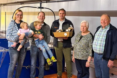 Dutchman Sales Manager Gerd Lübbers gratuliert mit einem Präsentkorb zur Einweihung. Familie Rottmann (v.l.n.r. Myriam und Franz-Josef sowie Christel und Leo) zieht an einem Strang. Die dritte Generation wächst bereits auf dem Hof heran. Dutchman Sales Manager Gerd Lübbers gratuliert mit einem Präsentkorb zur Einweihung. Familie Rottmann (v.l.n.r. Myriam und Franz-Josef sowie Christel und Leo) zieht an einem Strang. Die dritte Generation wächst bereits auf dem Hof heran.