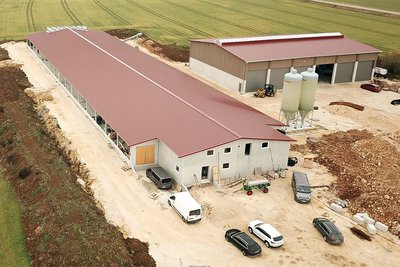 Nouveau bâtiment moderne pour l’élevage de poulettes 