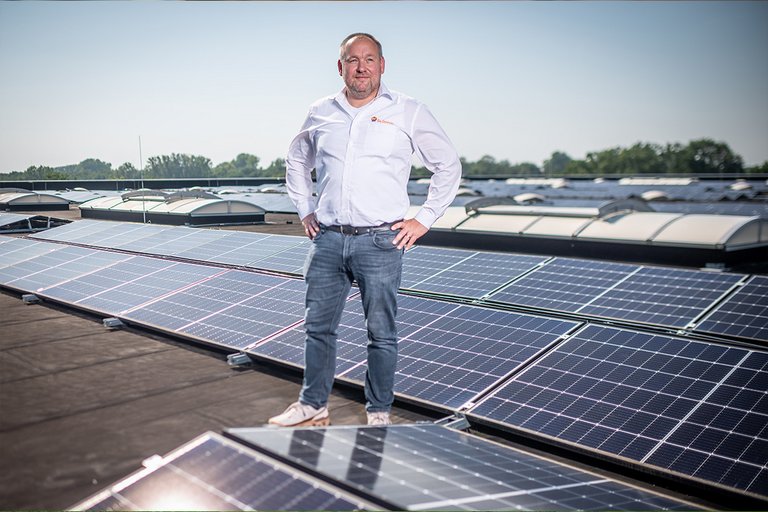 Nils Neugebauer, Vertrieb für Photovoltaik, auf dem Dach unseres Logistik-Zentrums.