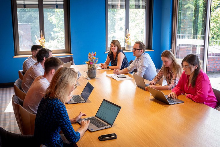 In regelmäßigen Workshops trifft sich das Team, zugeschaltet sind Kolleginnen aus der Türkei, China, Malaysia und den USA.