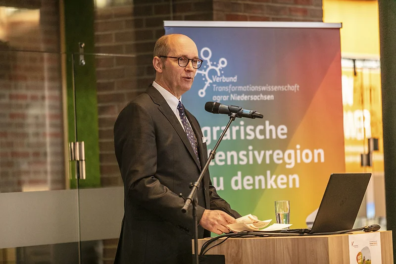 Mann am Mikro Mann am Mikro
