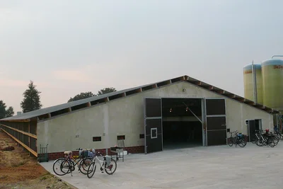 Nouveau bâtiment d'élevage de poulets de chair : le pignon avant Nouveau bâtiment d'élevage de poulets de chair : le pignon avant