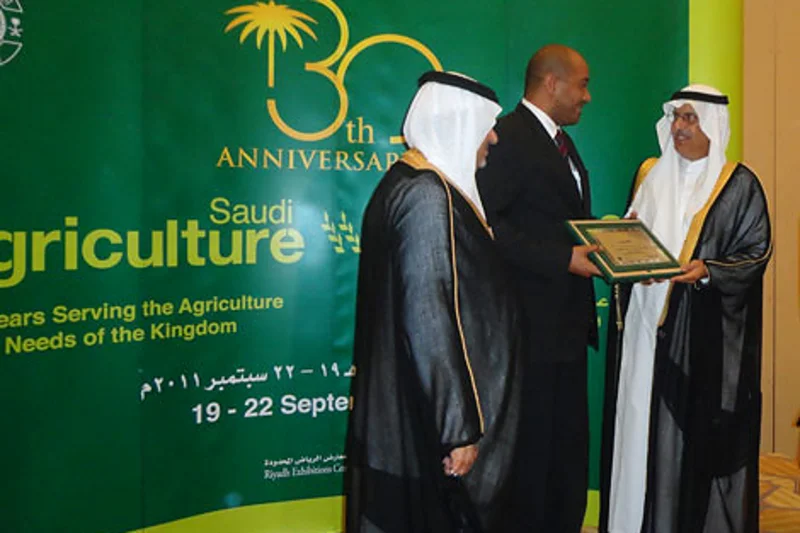 Saudi Arabia: The agricultural minister (right) and Prince Saud Bin Abdallah Al Faisal hand over the anniversary award to Khalid Abdelrahman. Saudi Arabia: The agricultural minister (right) and Prince Saud Bin Abdallah Al Faisal hand over the anniversary award to Khalid Abdelrahman.