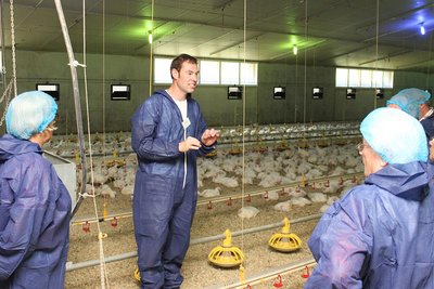 Der Landwirt erläutert seine Hähnchenmast