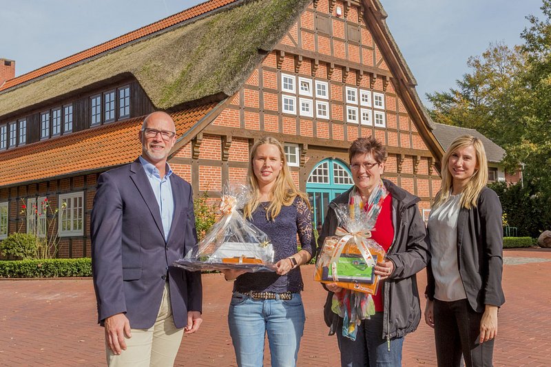 Gewinnübergabe vor dem Bauernhaus, Unternehmenszentrale 