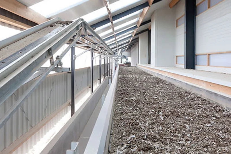 Poultry manure layer heights of 20 cm are possible. Poultry house climate benefits from this system. Poultry manure layer heights of 20 cm are possible. Poultry house climate benefits from this system.